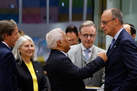 Kanzler Merz hat es beim Gipfel in Brüssel nicht leicht mit seinem Vorstoß für die Nutzung des eingefrorenen russischen Vermögens für die Ukraine. Kanzler Merz hat es beim Gipfel in Brüssel nicht leicht mit seinem Vorstoß für die Nutzung des eingefrorenen russischen Vermögens für die Ukraine.