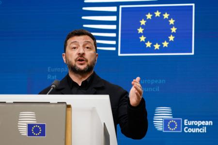 Der ukrainische Staatschef Wolodymyr Selenskyj hat bei einer Pressekonferenz in Brüssel China eine Unterstützung von Russland vorgeworfen.