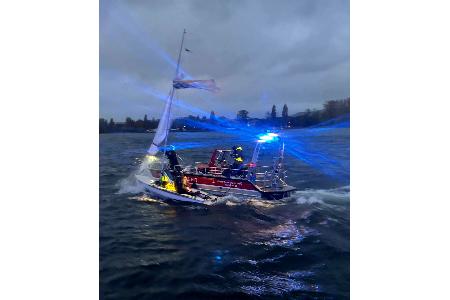 Havariertes Boot wird durch ein Einsatzboot der Feuerwehr abgeschleppt.