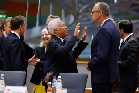EU-Ratspräsident Costa muss beim Gipfel eine Äußerung des Kanzlers zurechtrücken. EU-Ratspräsident Costa muss beim Gipfel eine Äußerung des Kanzlers zurechtrücken.