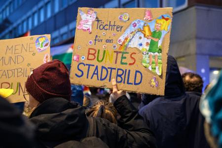 Merz' Äußerungen lösten Proteste aus, finden aber auch viel Zuspruch. Merz' Äußerungen lösten Proteste aus, finden aber auch viel Zuspruch.