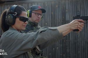 Linda Zervakis greift in neuer Reportage zur Waffe