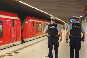 Eine Streife der Bundespolizei am S-Bahnsteig im Bahnhof Harburg-
Symbolfoto: Bundespolizeiinspektion Hamburg