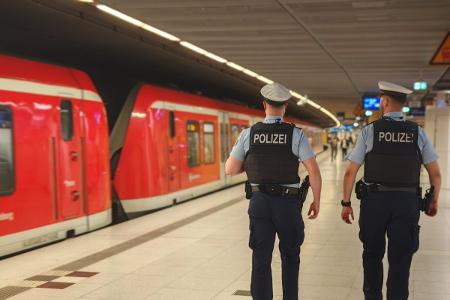 Eine Streife der Bundespolizei am S-Bahnsteig im Bahnhof Harburg-
Symbolfoto: Bundespolizeiinspektion Hamburg