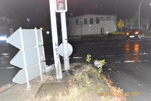 Über die Verkehrsinsel gegen den Lichtmasten und quer über die Kreuzung gegen den Ampelmasten.