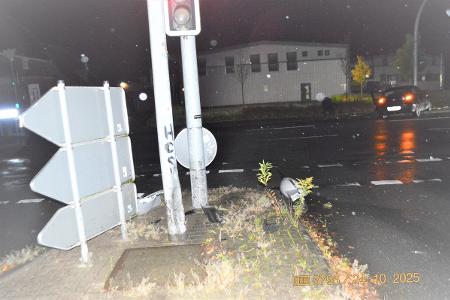 Über die Verkehrsinsel gegen den Lichtmasten und quer über die Kreuzung gegen den Ampelmasten.