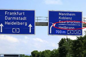 Autobahn Wegweiser Querstrich