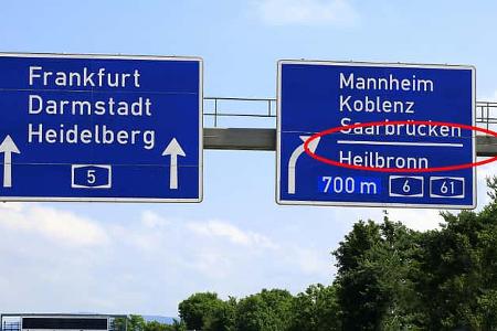 Autobahn Wegweiser Querstrich