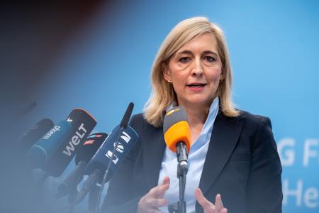 Nach Plänen von Ministerin Warken sollen die Beiträge stabil bleiben können. 