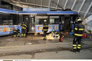 Die Feuerwehr München im Einsatz bei einer entgleisten Trambahn an der Haltestelle Schwabinger Tor.
