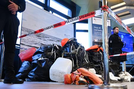 Rund 630 Kilogramm Kokain sind bei einem gescheiterten See-Drogentransport an die Insel Borkum angeschwemmt worden. Rund 630 Kilogramm Kokain sind bei einem gescheiterten See-Drogentransport an die Insel Borkum angeschwemmt worden.
