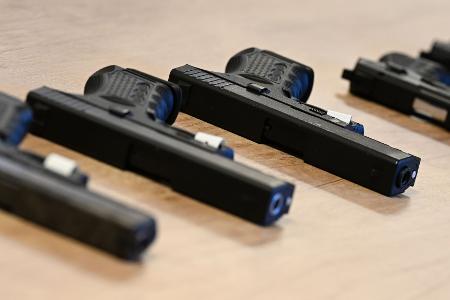 Kriminelle verwenden auch zu scharfen Waffen umgebaute Schreckschusswaffen.