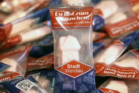 Ein Schaumzucker-Souvenir aus Werdau sorgt für Lacher: Nicht jeder sieht in dem rosafarbenen Stück die historische Uhr der Stadt. Ein Schaumzucker-Souvenir aus Werdau sorgt für Lacher: Nicht jeder sieht in dem rosafarbenen Stück die historische Uhr der Stadt.