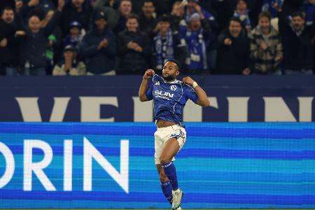 Wieder kein Gegentor: Schalke springt an die Spitze Wieder kein Gegentor: Schalke springt an die Spitze
