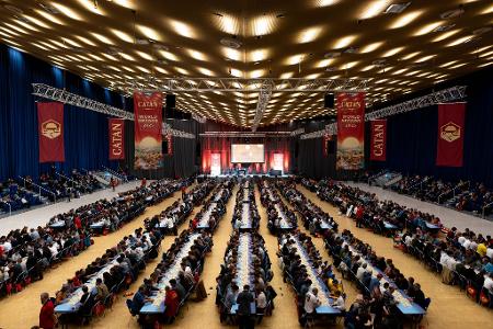 beim Weltrekordversuch des größten Catan-Spiels aller Zeiten bei der Messe "Spiel Essen 2025" spielen über 1000 Spieler gleichzeitig das Spiel Catan Connect.