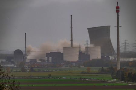 Erst fiel der linke Kühlturm, dann der rechte. Erst fiel der linke Kühlturm, dann der rechte.