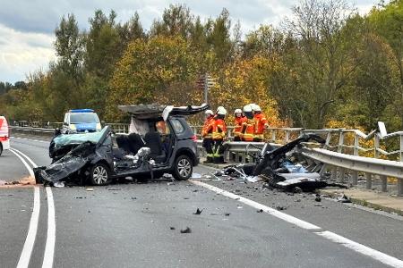 Auf der Bundesstraße 4 hat es einen schweren Unfall gegeben.  Auf der Bundesstraße 4 hat es einen schweren Unfall gegeben.