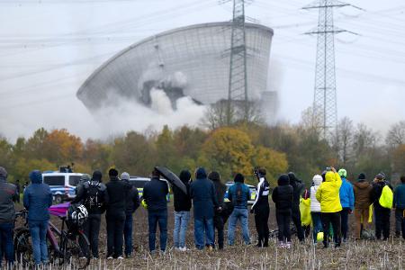 Der zweite Kühlturm des stillgelegten Kernkraftwerkes Gundremmingen stürzt nach der Sprengung zusammen