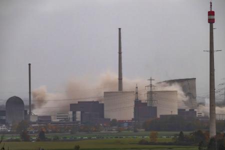 Die Bilder des Tages Spektakuläre Sprengung in Gundremmingen: Kühltürme des AKW kollabieren in sich zusammen