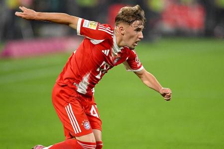 Lennart Karl (ab 75.) - ohne Bewertung - Musste nach seinem tollen Auftritt in der Champions League den Platz in der Startelf räumen. Riss das Spiel nach seiner Einwechslung dann komplett an sich. Zimmerte den Ball traumhaft schön zum 3:0 ins Netz. Hätte danach fast noch einen Doppelpack geschnürt. Er sammelt weiter Argumente für einen Stammplatz. Lennart Karl (ab 75.) - ohne Bewertung - Musste nach seinem tollen Auftritt in der Champions League den Platz in der Startelf räumen. Riss das Spiel nach seiner Einwechslung dann komplett an sich. Zimmerte den Ball traumhaft schön zum 3:0 ins Netz. Hätte danach fast noch einen Doppelpack geschnürt. Er sammelt weiter Argumente für einen Stammplatz.