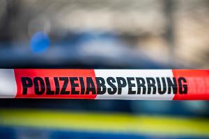 Die Polizei fand in einem Haus drei Tote. (Symbolbild)