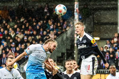 Die Bilder des Tages 2. Liga in Kiel: Bernhardsson (r, Kiel) und Strompf (Bochum) kämpfen bei Regen um jeden Ball.