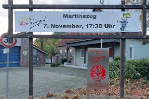 Vor dem Gerätehaus der Feuerwehr in Langern weist ein Banner auf den Martinszug hin.