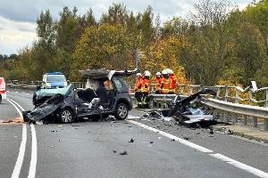 Auf der Bundesstraße 4 hat es einen schweren Unfall gegeben. 