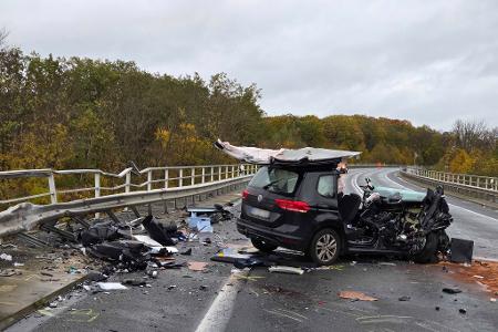 Rettungskräfte sind am Unfallort im Einsatz. 