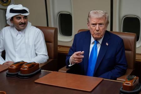 Trump stellte beim Tankstopp in Katar einen baldigen Einsatz der geplanten internationalen Friedenstruppe (ISF) für den Gazastreifen in Aussicht. 