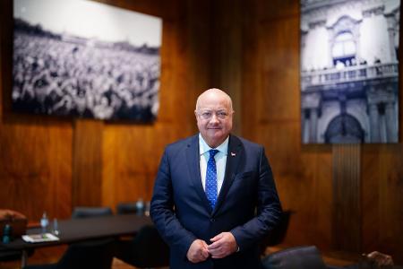 Für Kanzler Christian Stocker sind AfD und FPÖ nur bedingt vergleichbar.