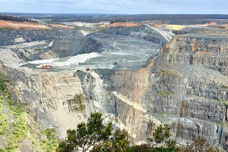 Der Blick auf die riesige Greenbushes-Mine ist atemberaubend. Der Blick auf die riesige Greenbushes-Mine ist atemberaubend.