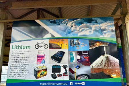 Erklärtafeln am Aussichtspunkt erläutern die Verwendung von Lithium.