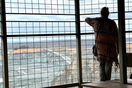 Besucher können die gewaltige Mine von einem Aussichtspunkt aus bestaunen - und sie soll bald noch größer werden.