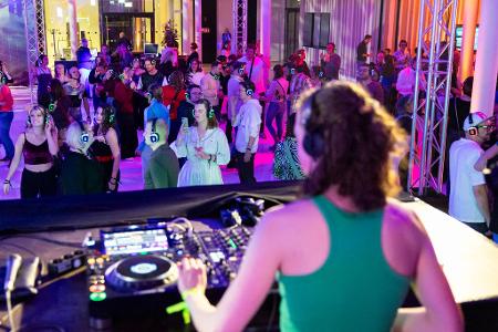 Gäste tanzen mit Kopfhörern bei einer 