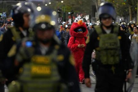 Plüschiger Protest: Ein Demonstrant nimmt als Elmo von der Sesamstraße verkleidet am Protest gegen den peruanischen Interimspräsidenten teil.