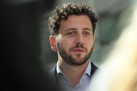 Die Aussagen des Kanzlers seien ihm zu pauschal, sagt der Co-Vorsitzende der Grünen, Felix Banaszak. (Archivbild) Die Aussagen des Kanzlers seien ihm zu pauschal, sagt der Co-Vorsitzende der Grünen, Felix Banaszak. (Archivbild)