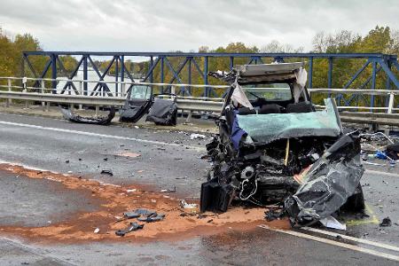 Ein Mann schwebt nach dem Unfall weiter in Lebensgefahr, eine Frau ist schwer verletzt. Ein Mann schwebt nach dem Unfall weiter in Lebensgefahr, eine Frau ist schwer verletzt.