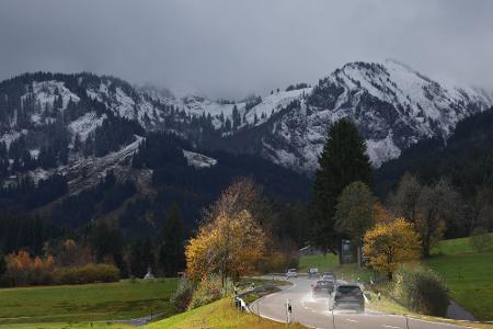 Auch auf den Bergen bei Bad Hindelang liegt Schnee. 