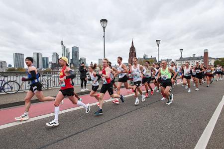 Läufer überqueren die Alte Brücke, im Hintergrund ist die Skyline zu sehen. Der Frankfurt-Marathon ist der älteste City-Marathon Deutschlands.