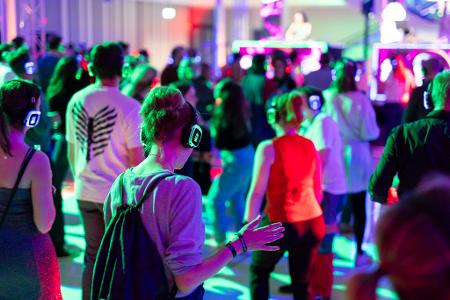 Tanzvergnügen ganz ohne Lärm: Bei der Silent Party im niedersächsischen Landtag feiern die Gäste mit Kopfhörern.