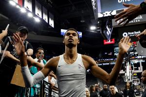 NBA: Spurs ehren Popovich und feiern Wembanyama