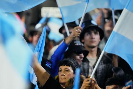 Anhänger der oppositionellen Peronistischen Partei versammeln sich nach Schließung der Wahllokale bei der Parlamentswahl in der Wahlkampfzentrale in La Plata, Argentinien.