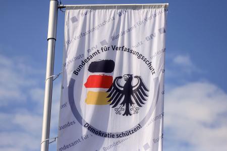 Der Verfassungsschutz hat die Aufgabe, die Demokratie zu schützen. Der Hauptsitz der Behörde ist in Köln. (Symbolbild) Der Verfassungsschutz hat die Aufgabe, die Demokratie zu schützen. Der Hauptsitz der Behörde ist in Köln. (Symbolbild)