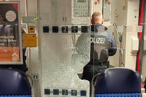 Beschädigte Glastür im Reisezug