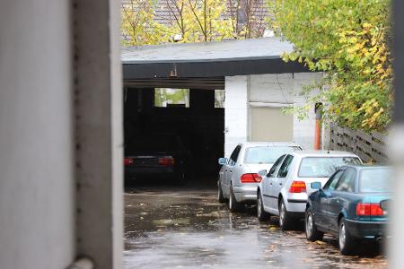 Ob es sich bei den Fundstücken um scharfe Schusswaffen handelt, wird noch untersucht. Ob es sich bei den Fundstücken um scharfe Schusswaffen handelt, wird noch untersucht.