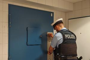 Kontrolle Gewahrsamszelle im Bundespolizeirevier Harburg-
Symbolfoto: Bundespolizeiinspektion Hamburg