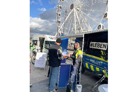 Beratungsgespräch bei der Verkehrssicherheitsaktion am Bochumer Ruhrpark