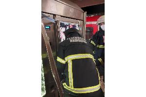 Kräfte der Hamburger Feuerwehr im Einsatz am Snackautomaten in der S-Bahnstation Elbgaustraße-
Foto-Quelle: Bundespolizeiinspektion Hamburg