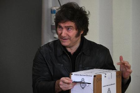 Argentiniens ultraliberaler Präsident Milei gibt seine Stimme bei den Zwischenwahlen ab.